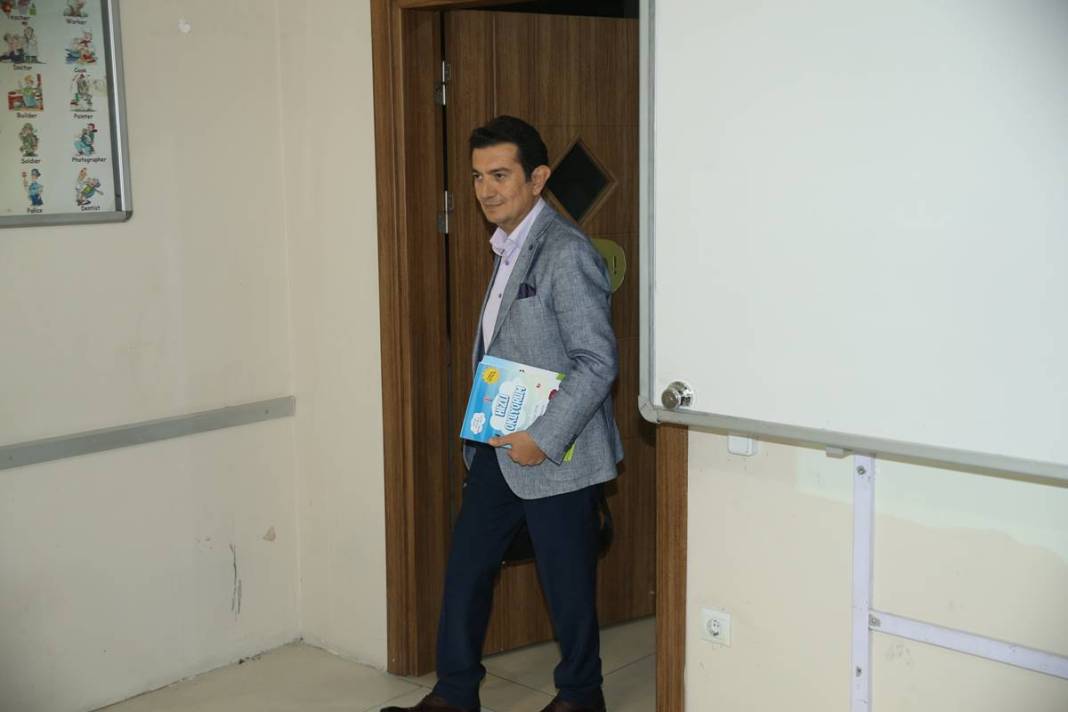 Hafızasını kaybedince okuma yazmayı da unuttu! 49 yaşındaki iş insanı, yeniden ilkokula başladı 12